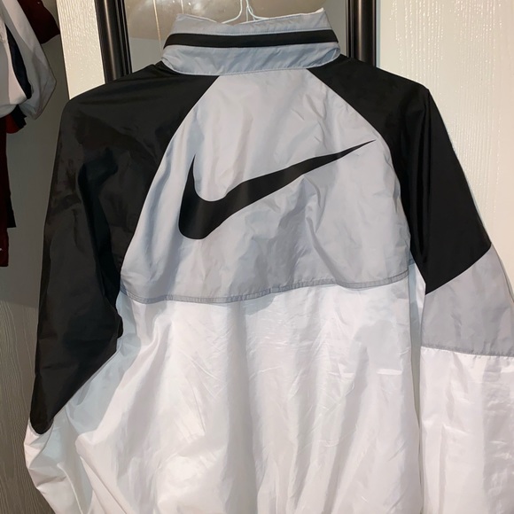 Nike Windrunner Windbreaker - Picture 2 of 3